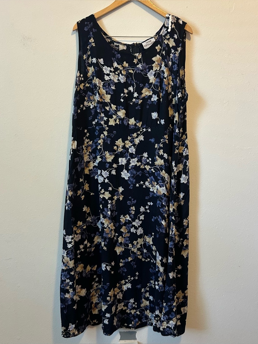 Vintage Women’s Size 20 Sleeveless Navy Floral Sleeveless Midi Dress